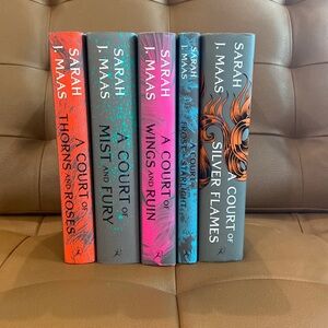 COMPLETE SET OF A COURT OF THORNS AND ROSES